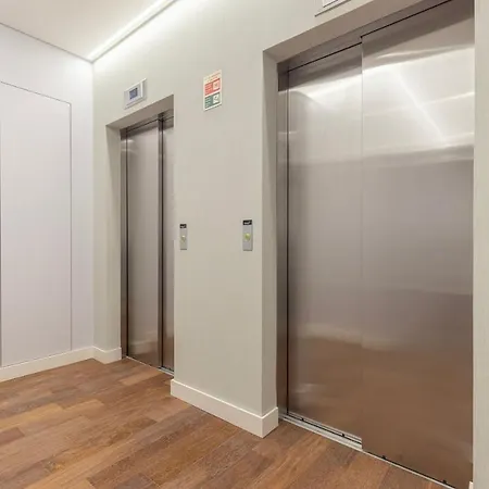 Upscale In Center By Lovelystay ליסבון