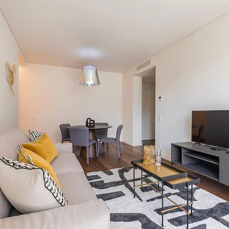 Upscale In Center By Lovelystay Apartment